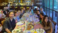 Saat hari ulang tahunnya, Nisya Ahmad merayakan dengan makan malam bareng keluarga di restaurant. Raffi Ahmad dan Nagita Slavina pun turut memberikan ucapan selamat, Happy Bday Adiknya Raffi Ahmad , Kakaknya Syahnaz yang bersama @nissyaa .... hehehe happy Bday Yaa Wish U All D Best dan Happy selaluu. Foto: dok. Instagram Nisya Ahmad (@Nissyaa)