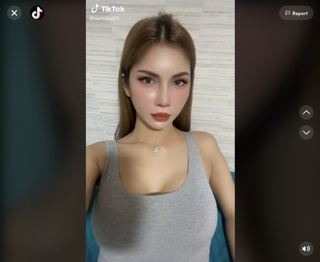 Sajat mengungkapkan Australia menjadi pilihannya karena pemerintah negara tersebut mau menerimanya. Dia pun membantah dirinya kabur dari pemerintah Malaysia. “Aku bukan melarikan diri. Aku melakukan migrasi. Aku melakukan ini karena aku ingin membuka toko baru di lokasi baru dan terimakasih atas semua dukungan kalian,” kata Nur Sajat dalam unggahan di TikTok. Foto: Dok. TikTok