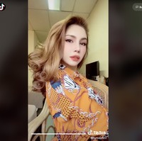 “Jika aku masih seorang muslim, biarkan itu tetap menjadi keyakinanku dan kamu tetap dengan keyakinanmu,” ujarnya. “Jangan nilai aku. Mari kita saling menghargai. Berhenti menyebutku pendosa. Terimakasih…aku menghargai semua nasihat kalian,” tambahnya. Foto: Dok. TikTok
