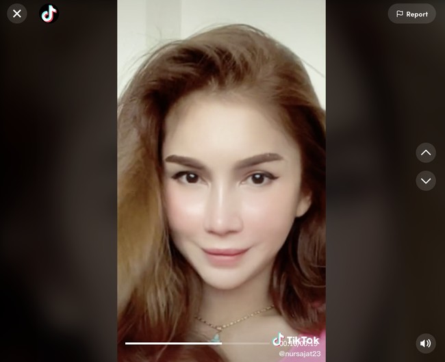 Nur Sajat kemudian melarikan diri ke Thailand dan dianggap sebagai buronan oleh Malaysia. Otoritas imigrasi Thailand kemudian menangkapnya dengan alasan bahwa dia memasuki negara tersebut secara ilegal dari Malaysia. Surat perintah penangkapan dikeluarkan untuknya setelah dia tidak menghadiri sidang di Pengadilan Tinggi Syariah pada Februari lalu atas tuduhan menghina Islam dengan berpakaian sebagai seorang wanita. Foto: Dok. TikTok