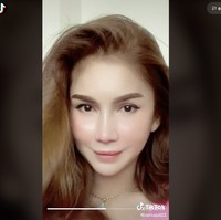 Nur Sajat kemudian melarikan diri ke Thailand dan dianggap sebagai buronan oleh Malaysia. Otoritas imigrasi Thailand kemudian menangkapnya dengan alasan bahwa dia memasuki negara tersebut secara ilegal dari Malaysia. Surat perintah penangkapan dikeluarkan untuknya setelah dia tidak menghadiri sidang di Pengadilan Tinggi Syariah pada Februari lalu atas tuduhan menghina Islam dengan berpakaian sebagai seorang wanita. Foto: Dok. TikTok