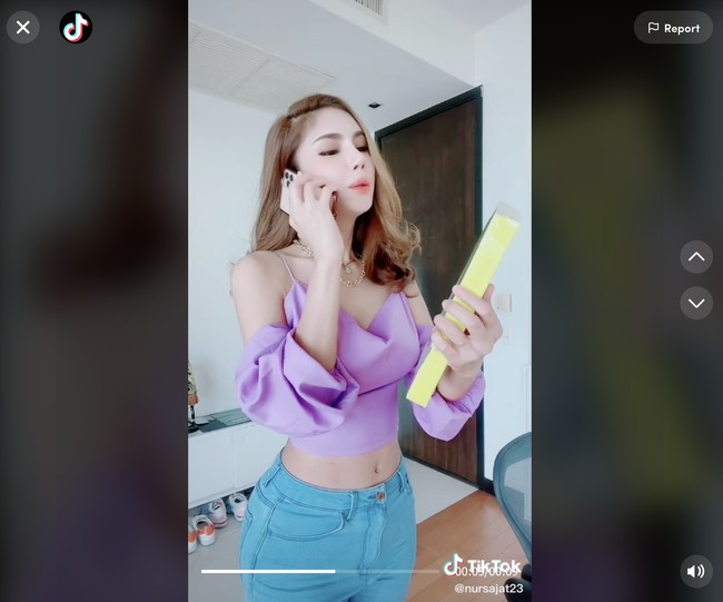 Nur Sajat, transgender asal malaysia yang namanya jadi kontroversi setelah membagikan momen umrah di media sosial. Pada momen tersebut, transgender dengan nama asli Muhammad Sajad Kamaruzaman menggunakan mukena saat umrah di Mekkah. Hal tersebut berujung dengan penangkapan karena dinilai menghina agama.  Foto: Dok. TikTok