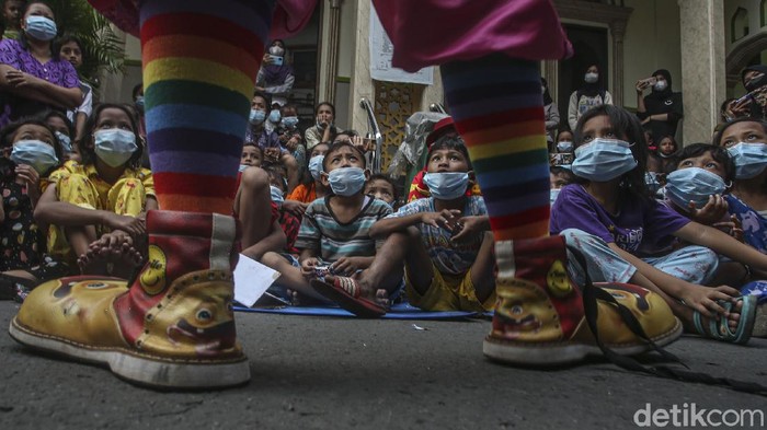 Untuk kesekian kalinya, Aku Badut Indonesia (ABI) terus berupaya menyembuhkan trauma healing bagi anak-anak khususnya korban kebakaran Tambora.