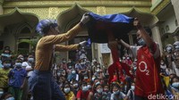 Satu persatu trik sulap diperagakan di depan anak-anak.