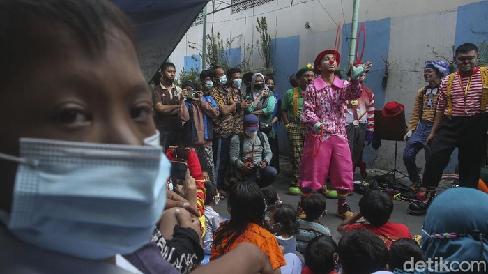 Obat Mujarab Sembuhkan Trauma Anak-anak Korban Kebakaran Untuk kesekian kalinya, Aku Badut Indonesia (ABI) terus berupaya menyembuhkan trauma healing bagi anak-anak khususnya korban kebakaran Tambora.