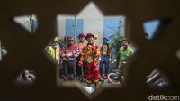 Sejumlah anak-anak menyaksikan pertunjukan Aku Badut Indonesia (ABI) di kawasan Tambora, Jakarta Barat, Selasa (19/10/2021).