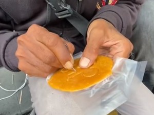 Seru! TikToker Ini Ajak Driver Ojol Main Tantangan Dalgona Squid Game