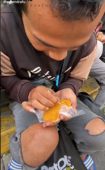 Ojol Diajak Main Tantangan Permen Dalgona 'Squid Game' oleh TikToker Suhendra Fu