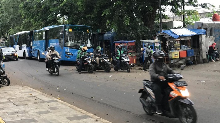 Ojol mangkal di Stasiun Manggarai