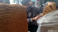 Seorang pembeli sedang memeriksa kualitas tembakau yang akan dibelinya.