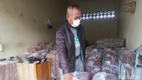 Penjual tembakau tampak sedang merapikan gudang tembakau miliknya. Saat pasar buka sedikit ada 1,5 ton tembakau yang siap dijajakan.