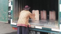 Setelah disepakati harga, tembakau pun diangkut ke dalam mobil box.
