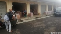 Sedari pagi kios-kios tembakau sudah mulai aktif saat pasar tembakau Tanjungsari dibuka. 