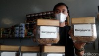Beragam jenis tembakau asli Sumedang dan daerah lainnya dijajakan di Pasar Tembakau Tanjungsari.