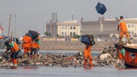 Petugas dari Suku Dinas Lingkungan Hidup Provinsi DKI Jakarta melakukan pembersihan sampah yang ada di sekitar kawasan pesisir pantai Jakarta, Selasa (19/10). Pembersihan sampah dilakukan setiap harinya untuk mengurangi volume sampah di laut Jakarta yang terdiri dari sampah limbah rumah tangga dan plastik.  
