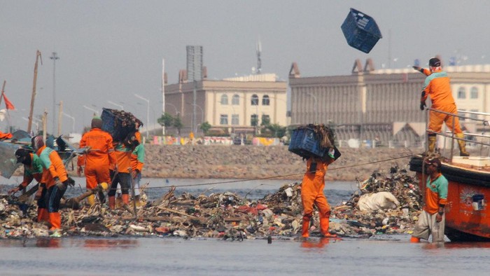 Petugas dari Suku Dinas Lingkungan Hidup Provinsi DKI Jakarta melakukan pembersihan sampah yang ada di sekitar kawasan pesisir pantai Jakarta, Selasa (19/10). Pembersihan sampah dilakukan setiap harinya untuk mengurangi volume sampah di laut Jakarta yang terdiri dari sampah limbah rumah tangga dan plastik