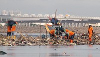 Meski sudah dibersihkan keberadaan sampah tetap saja datang terbawa dari arus sungai yang berhenti di muara.  