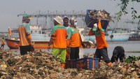 Sampah-sampah yang terdiri dari sampah plastik hampir sebagian besar menumpuk dan menjadi daratan di pinggir pantai.  