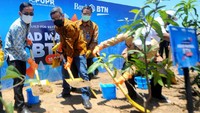 Wakil Direktur Utama Bank BTN Nixon LP Napitupulu (dua kiri) bersama Direktur Consumer and Commercial Lending Bank BTN Hirwandi Gafar dan Direktur Pelaksanaan Pembiayaan Perumahan Kementerian PUPR R Haryo Bekti Martoyoedo (kiri) melakukan penanaman pohon di sekitar perumahan yang dibiayai Bank BTN. 