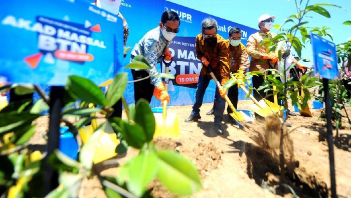 Penanaman Pohon di Hari Habitat Dunia Usai menggelar acara Akad Kredit Massal di Pasuran, Jawa Timur, Bank BTN langsung mengikuti acara penanaman pohon dalam rangka Hari Habitat Dunia.