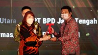 Direktur Teknologi dan Operasional Bank DKI, Amirul Wicaksono menerima penghargaan The Best Bank in Digital Services kategori Bank dengan aset < Rp100 triliun.