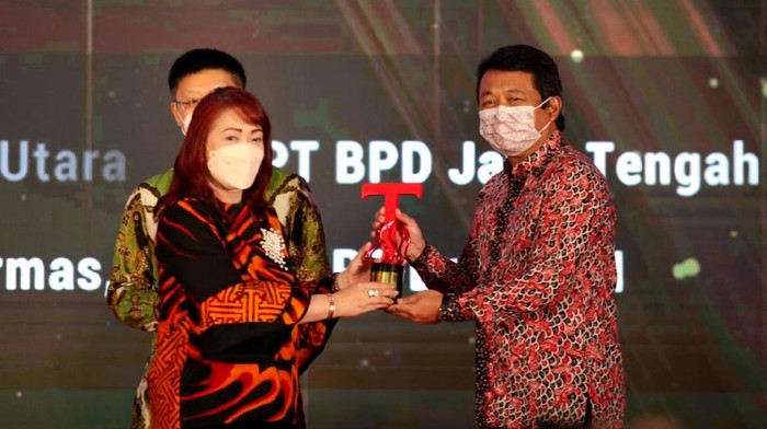 Pengembangan Produk dan Layanan Khusus di Masa Pandemi Direktur Keuangan Bank DKI, Romy Wijayanto (kanan) dan Direktur Teknologi dan Operasional Bank DKI, Amirul Wicaksono (kiri) foto bersama pada Tempo Financial Awards 2021 di Jakarta (19/10)
Bank DKI menerima penghargaan The Best Bank in Financial Resilience kategori Bank dengan aset < Rp100 triliun serta The Best Bank in Digital Services kategori Bank dengan aset < Rp100 triliun. Penghargaan ini diberikan kepada perusahaan yang memiliki ketahanan dalam menghadapi perubahan lingkungan bisnis, serta konsistensi dalam pengembangan produk dan layanan khususnya di masa krisis pandemi Covid-19.