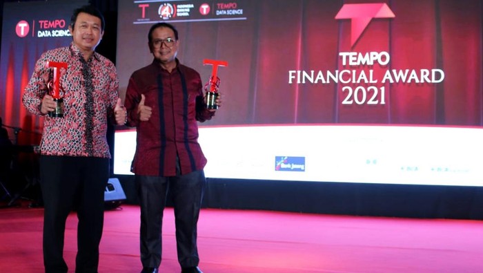 Pengembangan Produk dan Layanan Khusus di Masa Pandemi Direktur Keuangan Bank DKI, Romy Wijayanto (kanan) dan Direktur Teknologi dan Operasional Bank DKI, Amirul Wicaksono (kiri) foto bersama pada Tempo Financial Awards 2021 di Jakarta (19/10)
Bank DKI menerima penghargaan The Best Bank in Financial Resilience kategori Bank dengan aset < Rp100 triliun serta The Best Bank in Digital Services kategori Bank dengan aset < Rp100 triliun. Penghargaan ini diberikan kepada perusahaan yang memiliki ketahanan dalam menghadapi perubahan lingkungan bisnis, serta konsistensi dalam pengembangan produk dan layanan khususnya di masa krisis pandemi Covid-19.