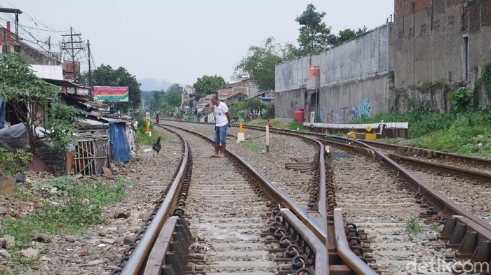 Penghuni Pinggir Rel di Cimahi
