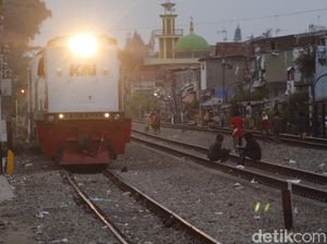 Cerita Warga Memadu Kasih-Bermain di Atas Jalur Ular Besi Bandung