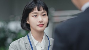 Kim Go Eun kembali memerankan Yumi. Di season 3 dia sudah meninggalkan pekerjaan kantoran dan kini jadi buku. (Foto: dok. tvN)