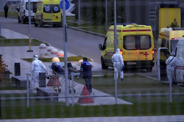 Medical workers carry a patient suspected of having coronavirus on a stretcher at a hospital in Kommunarka, outside Moscow, Russia, Saturday, Oct. 16, 2021. Russias daily death toll from COVID-19 has exceeded 1000 for the first time as the country faces a sustained wave of rising infections. (AP Photo/Alexander Zemlianichenko)