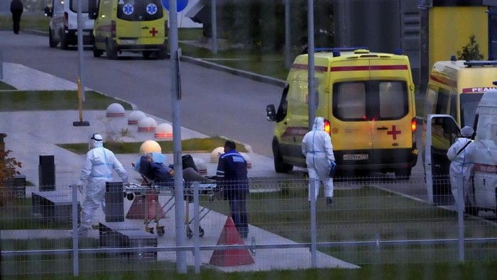Medical workers carry a patient suspected of having coronavirus on a stretcher at a hospital in Kommunarka, outside Moscow, Russia, Saturday, Oct. 16, 2021. Russias daily death toll from COVID-19 has exceeded 1000 for the first time as the country faces a sustained wave of rising infections. (AP Photo/Alexander Zemlianichenko)