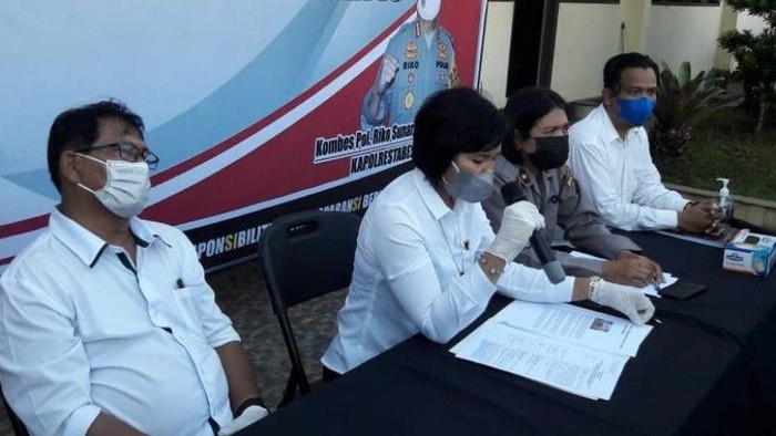 Plh Wakasat Reskrim Polrestabes Medan AKP Mardianta Ginting (kedua dari kiri) menjelaskan mengenai laporan wartawan korban penyiraman air keras. (ANTARA/HO)