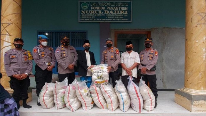 Polisi salurkan bantuan beras ke Ponpes di Muara Angke dalam rangka Hari Santri