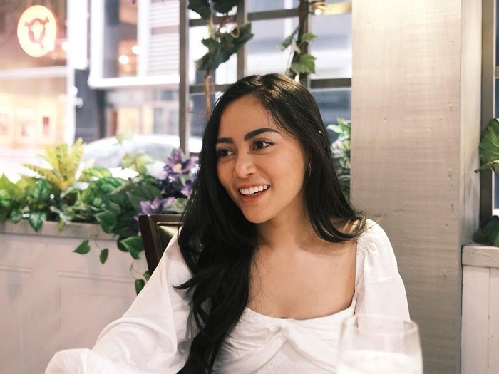 Rachel Vennya Cicip Burger In-N-Out hingga Turkey Leg Saat di Amerika