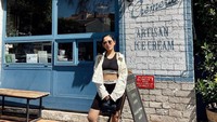 Pose di depan gerai artisan ice cream, Rachel memamerkan outfitnya yang keren. Kira-kira ia jajan es krim apa ya?