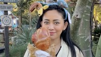 Jalan-jalan ke Disneyland, Rachel mengaku agenda utamanya adalah menikmati makanan enak dan ikonik di sana. Salah satunya Turkey leg ini.