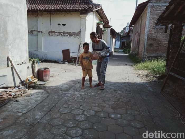 Rangga Dimas Iskandar (6) bocah yang kehilangan penglihatannya, Klaten, Selasa (19/10/2021).