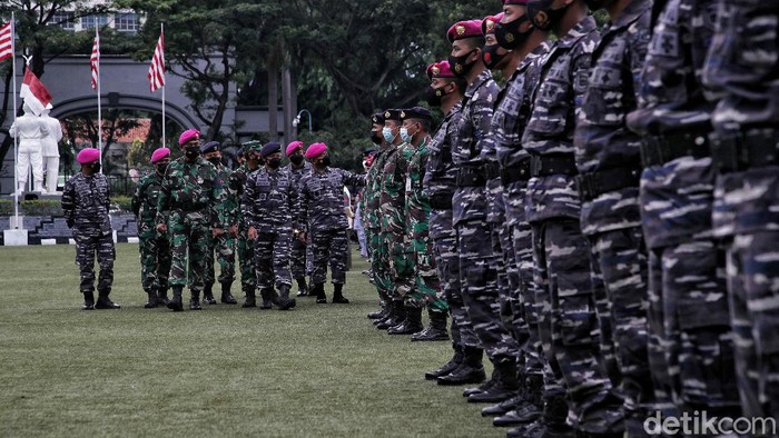 Ratusan Nakes TNI AL Dikerahkan untuk Serbuan Vaksin Maritim Sebanyak 220 personel nakes TNI AL dikerahkan sebagai wujud komitmen TNI untuk mempercepat program vaksinasi nasional keseluruh wilayah Indonesia.