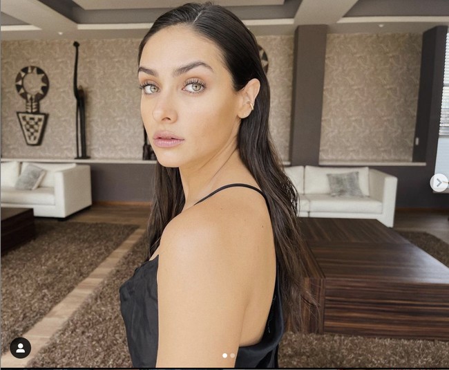 Renata Notni debut akting di telenovela pada 2006 melalui serial Codigo Postal. Usianya saat itu baru 10 tahun. Foto: Dok. Instagram @rennotni