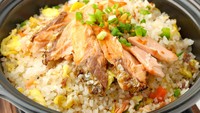 Ikan cakalang yang gurih dengan aroma smokey yang sedap bisa bikin nasi goreng semakin sedap. Ditambah bumbu cabe dan bawang makin sempurna enaknya. Cara membuatnya ada di resep ini. Foto: iStock