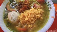 Racikan soto ayam dari derah Lamongan ini dikenal dengan nama soto lamongan. Soto ayam berkuah kuning bening dengan isian aym suwir, tomat dan tauge serta suun. Uniknya soto ini dilengkapi koya yang gurih renyah. Cara membuatnya bisa kamu lihat di sini. Foto: detikfood/odilia