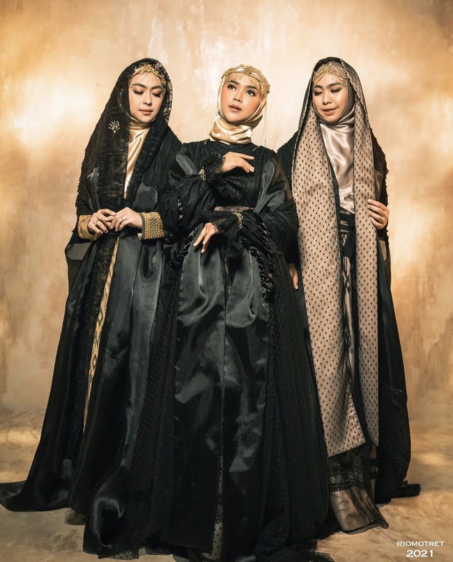 Perancang busana Irna Mutiara mengungkapkan cerita di balik busana yang dipakai oleh Ria Ricis dan kedua kakaknya. Koleksi Persiapan untuk membuat busana pemotretan ini sangat cepat dan serba mendadak...hanya 3 hari! Alhamdulillah semua selesai tepat waktunya...Terimakasih untuk tim intern ku yang sudah lembur untuk mengerjakan baju-baju @riaricis1795 @okisetianadewi dan @dr.shindyputri_, tulis Irna di Instagramnya @irnamutiara. Foto: Dok. Instagram @riomotret.