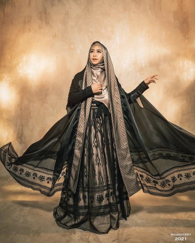 Tak hanya dengan Shindy, Irna Mutiara juga kagum dengan sosok Oki Setiana Dewi. Ustadzah Oki yang aku liat sangat gigih menuntut ilmu. Kalau mendengar Ustadzah Oki berbicara Bahasa Arab...sangat fasih dan mirip dengan native speaker.. Maa Syaa Alloh Tabarokalloh.. Semoga ilmunya terus bertambah dan semakin banyak yang terinspirasi serta mendapatkan manfaat dari kebaikan beliau... kagum Irna. Foto: Dok. Instagram @riomotret.