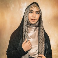 Berbeda dengan kedua adiknya, Oki Setiana Dewi memakai hijab satin warna nude yang senada dengan warna detail veil dress. Dibentuk syari menutupi dada dan juga headpiece yang cantik. Foto: Dok. Instagram @riomotret.