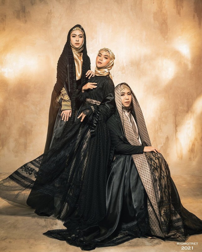 Ketiganya tampil anggun dan elegan berkat koleksi terbatas dari perancang busana Irna Mutiara @irnalaperleofficial. Riasan makeup dari Vivi Thalib, headpiece cantik dari @cissbride. Momen tersebut diabadikan oleh fotografer langganan artis Rio Motret. Foto: Dok. Instagram @riomotret.