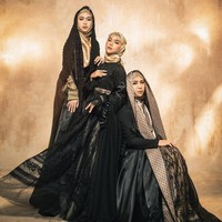 Ketiganya tampil anggun dan elegan berkat koleksi terbatas dari perancang busana Irna Mutiara @irnalaperleofficial. Riasan makeup dari Vivi Thalib, headpiece cantik dari @cissbride. Momen tersebut diabadikan oleh fotografer langganan artis Rio Motret. Foto: Dok. Instagram @riomotret.