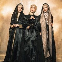 Perancang busana Irna Mutiara mengungkapkan cerita di balik busana yang dipakai oleh Ria Ricis dan kedua kakaknya. Koleksi Persiapan untuk membuat busana pemotretan ini sangat cepat dan serba mendadak...hanya 3 hari! Alhamdulillah semua selesai tepat waktunya...Terimakasih untuk tim intern ku yang sudah lembur untuk mengerjakan baju-baju @riaricis1795 @okisetianadewi dan @dr.shindyputri_, tulis Irna di Instagramnya @irnamutiara. Foto: Dok. Instagram @riomotret.