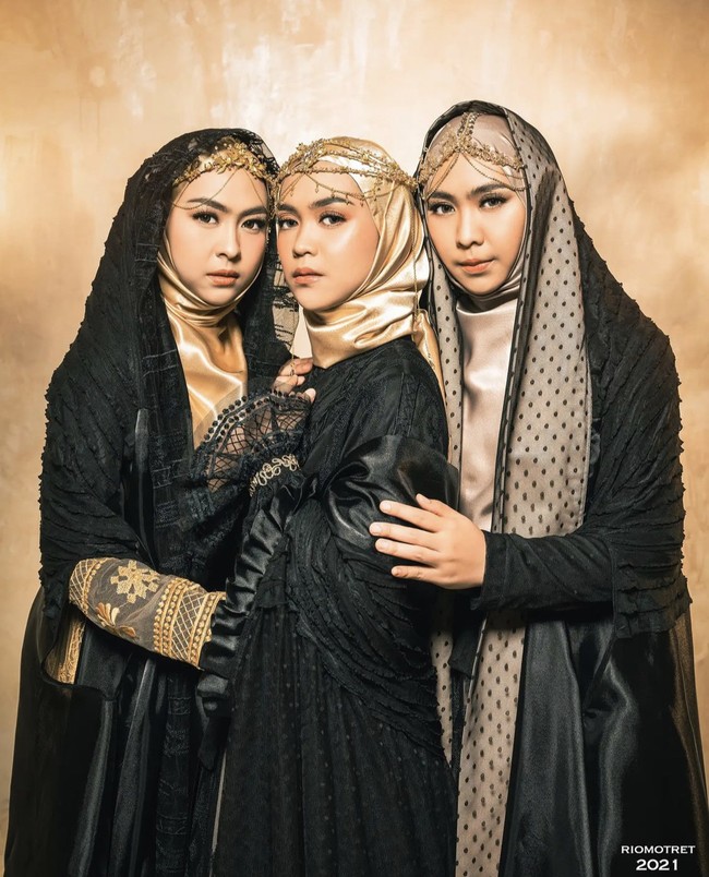Kakak beradik Ria Ricis, Oki Setiana Dewi dan Shindy Putri mengadakan sesi foto bersama. Setelah sebelumnya serba earth tone dan feminin. kali ini mereka bergaya syari bernuansa serba hitam dan gold. Pemotretan Ricis dan dua kakaknya kali ini temanya adalah Miracle of The Sun. Foto: Dok. Instagram @riomotret.