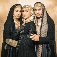 Kakak beradik Ria Ricis, Oki Setiana Dewi dan Shindy Putri mengadakan sesi foto bersama. Setelah sebelumnya serba earth tone dan feminin. kali ini mereka bergaya syari bernuansa serba hitam dan gold. Pemotretan Ricis dan dua kakaknya kali ini temanya adalah Miracle of The Sun. Foto: Dok. Instagram @riomotret.